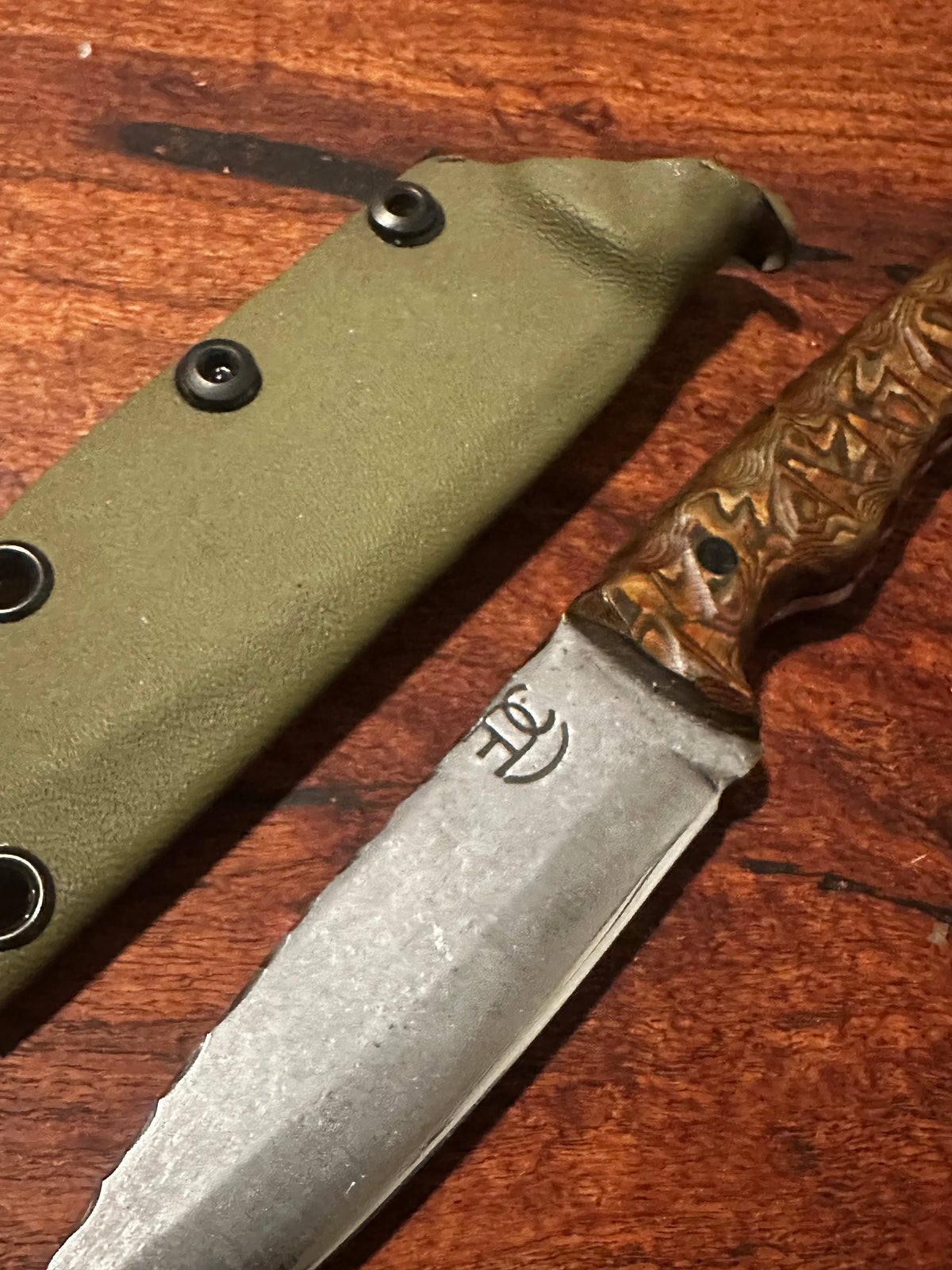 RockinEDC El Cazador – 80CrV2 Stonewashed Fixed Blade |Multicolor Paper Micarta & Forest Green Kydex
