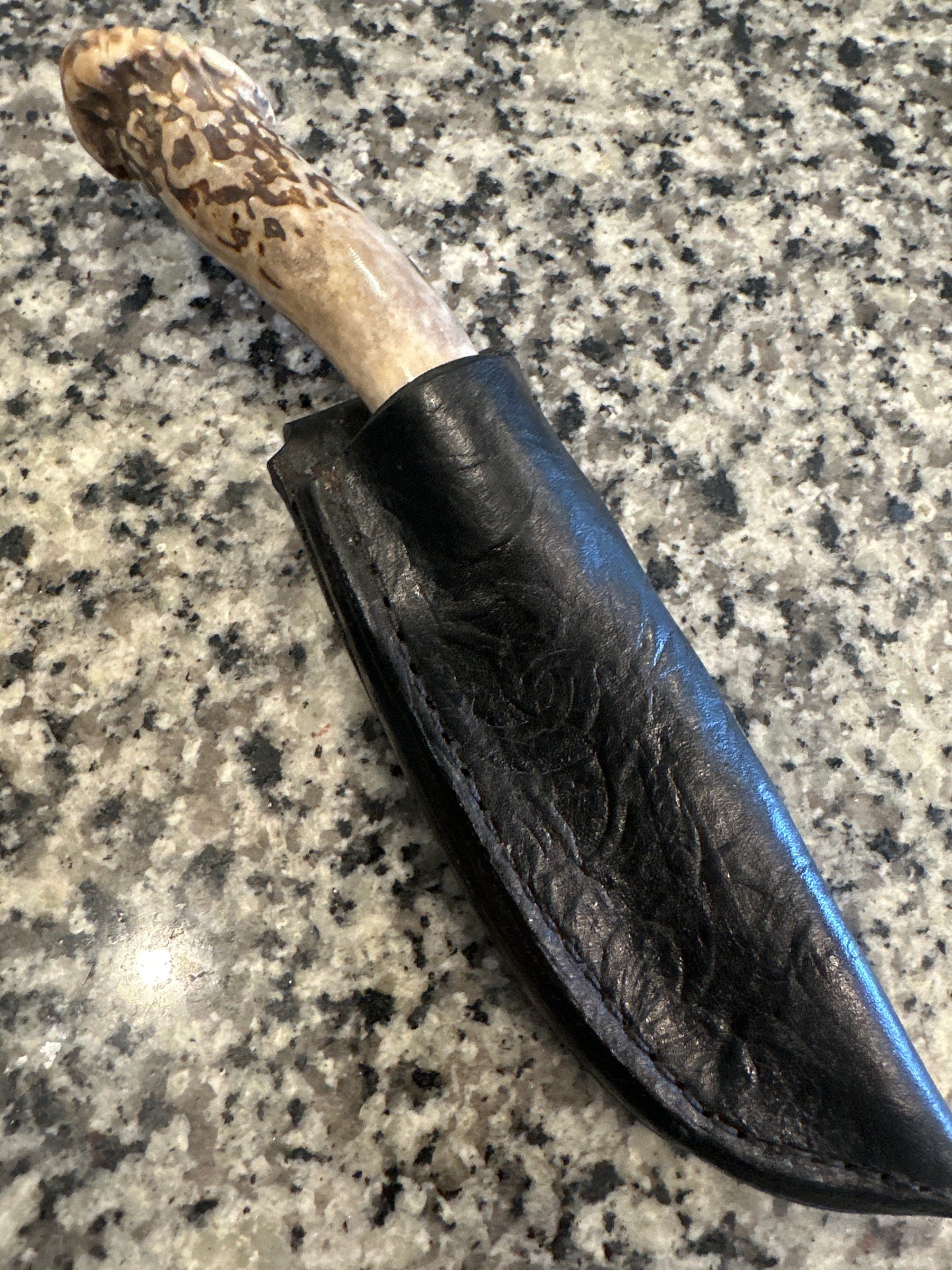 RockinEDC Handmade D2 Steel Hunting Knife – Whitetail Antler Handle Mexico Eagle w/ Handmade Floral Pattern Leather Sheath (008)