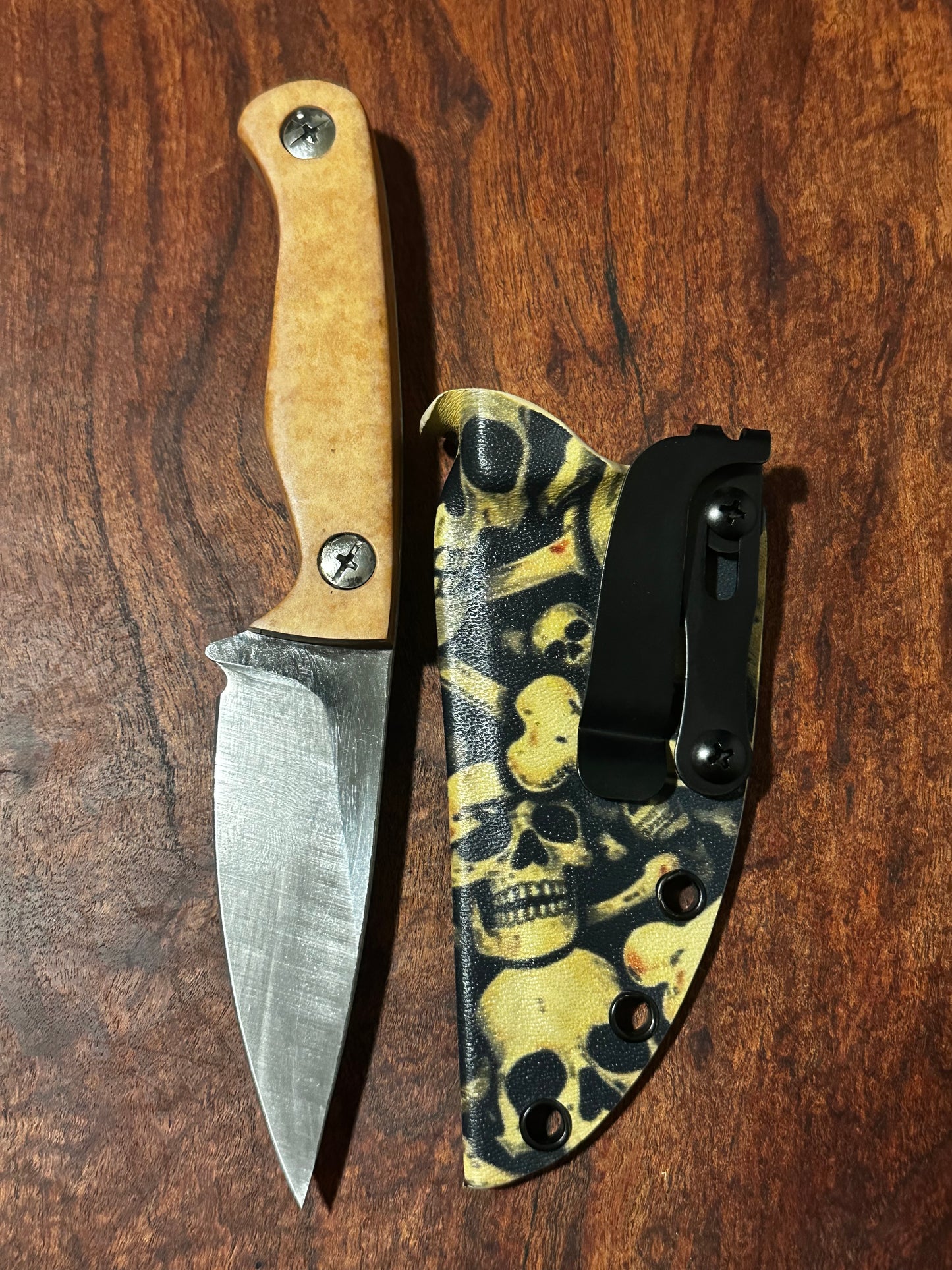 Bracero Fixed Blade Hunting Knife 8Cr13MoV Steel w/ Tan Handle Skull & Bones Sheath