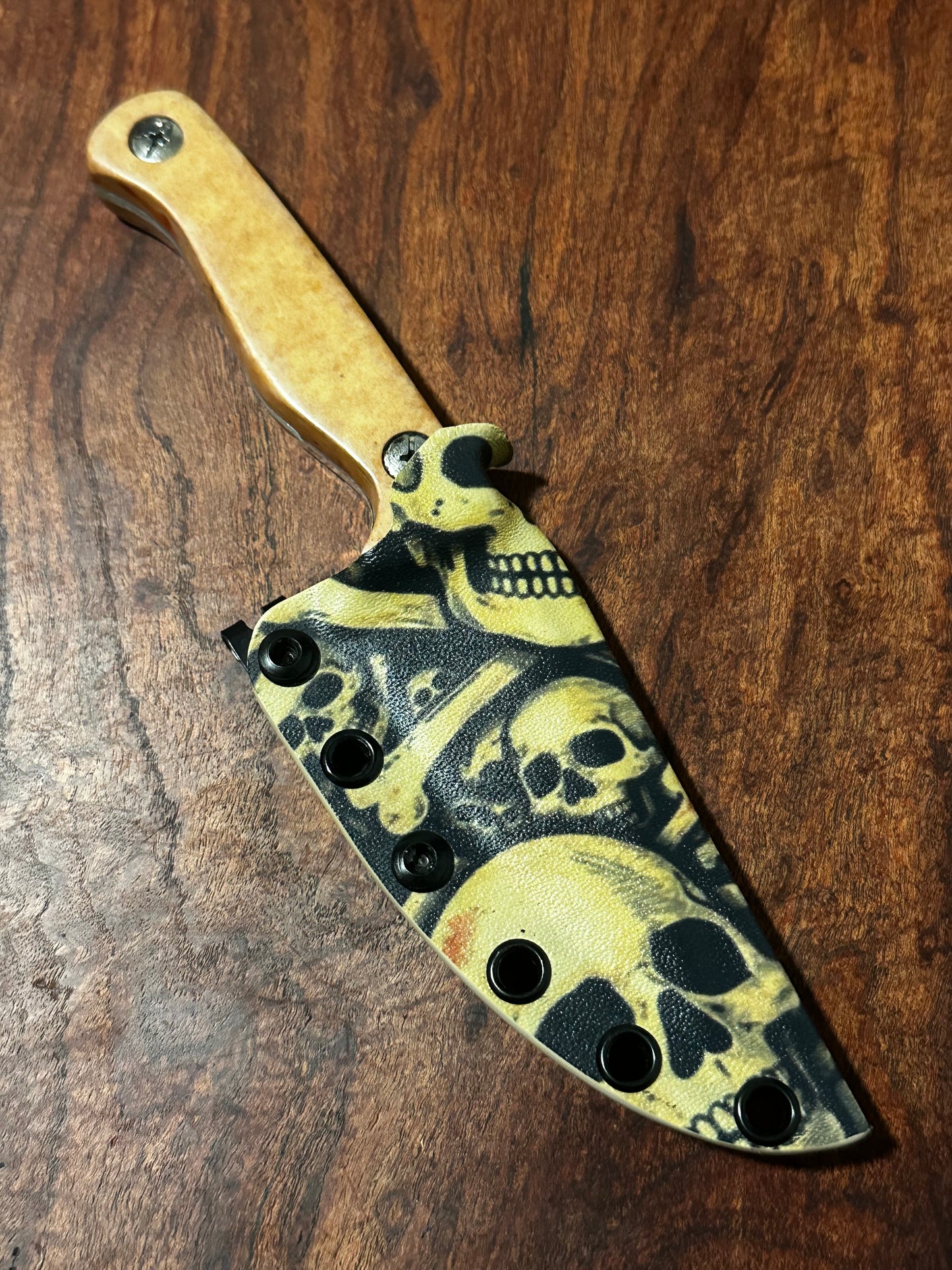 Bracero Fixed Blade Hunting Knife 8Cr13MoV Steel w/ Tan Handle Skull & Bones Sheath