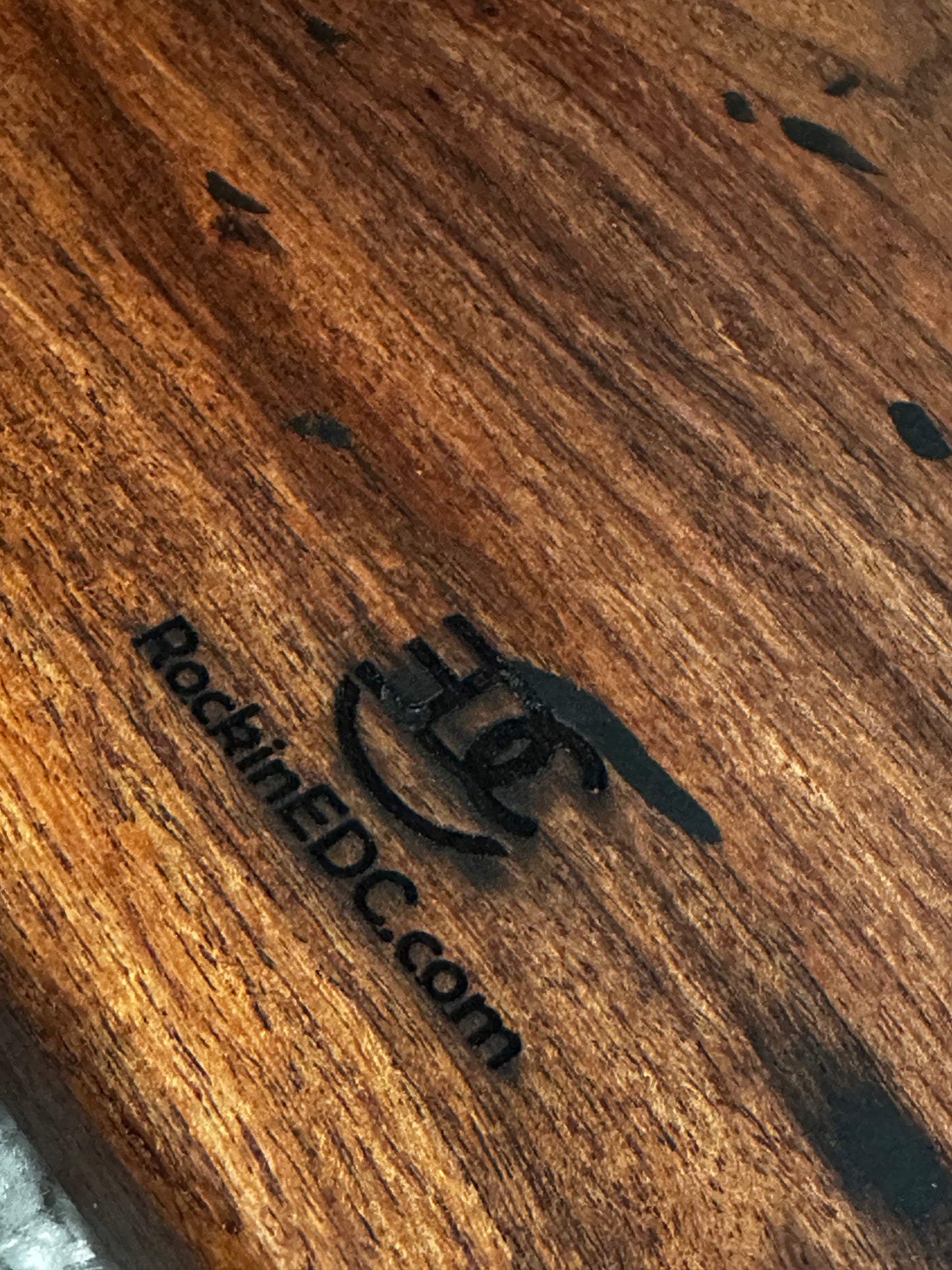 RockinEDC Solid Mesquite Cutting Board Black Epoxy Accents Juice Grooves Rubber Feet 14.25x8.5X.8